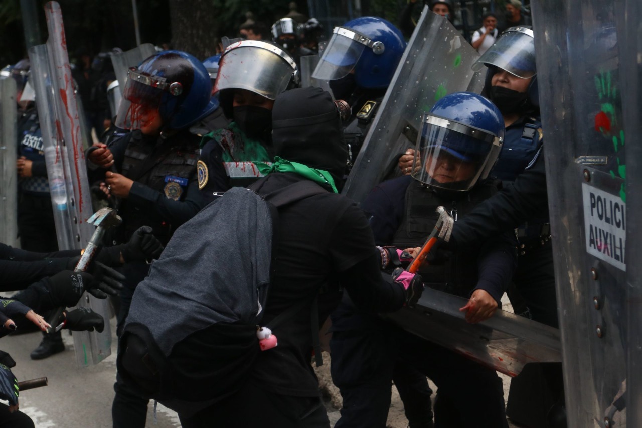 Con pétalos de rosas y aplausos, así reciben a mujeres policías tras marcha por aborto en CDMX