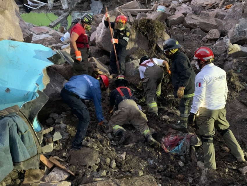 Recuperan cuerpos de Paola y Dilan tras desvale en el Cerro del Chiquihuite