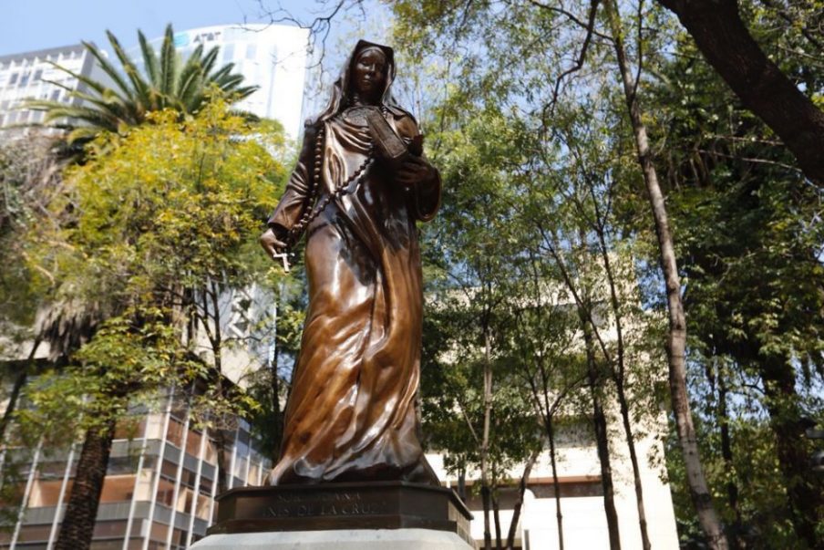 Develan cuatro nuevas estatuas en el Paseo de las Heroínas