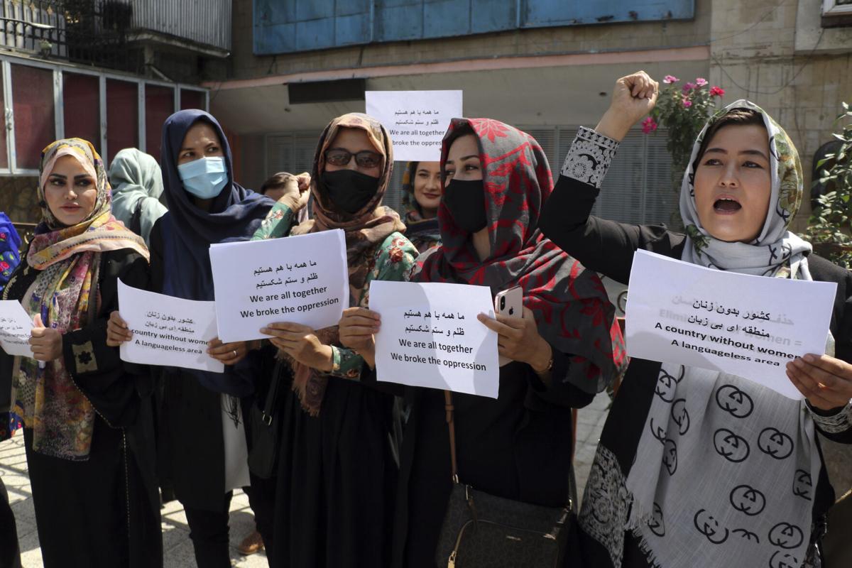 Decenas marchan por los derechos de la mujer en el palacio de Kabul