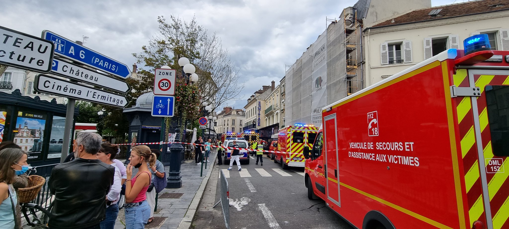 Francia: un automovilista atropelló a seis clientes de un bar