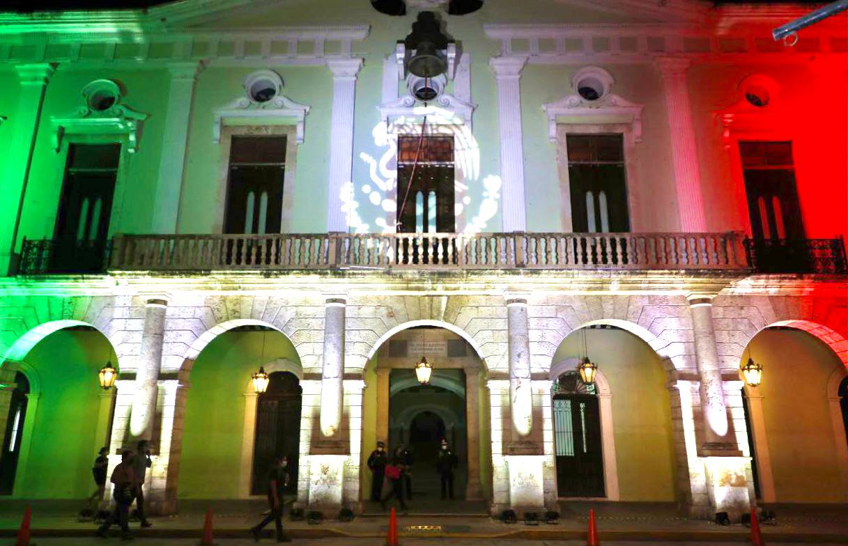 Iluminan fachada de Palacio de Gobierno de Yucatán ante festejos patrios