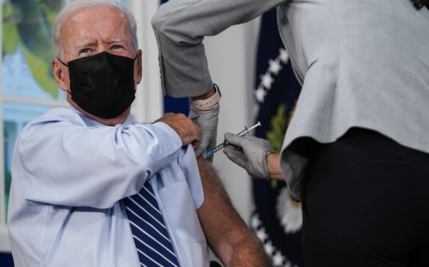 Joe Biden recibe su tercera dosis de la vacuna contra Covid-19
