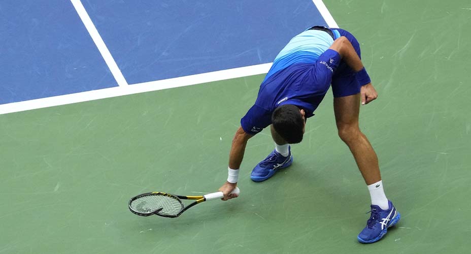 Novak Djokovic perdió los estribos y rompe su raqueta