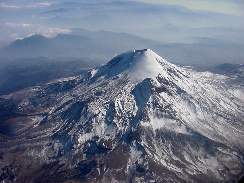 Nueva catalogación del Pico de Orizaba no afectará al turismo: Igor Roji