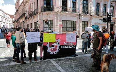 No les pagan a más de once mil trabajadores y bloquean la ciudad