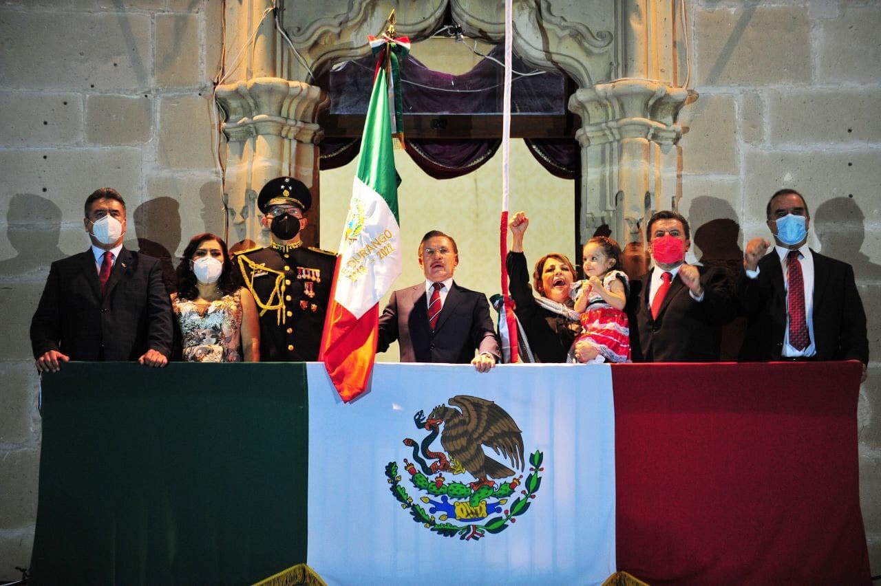 Aispuro da Grito de Independencia en Durango, con la participación gratuita del cantante de regional mexicano Julión Álvarez.