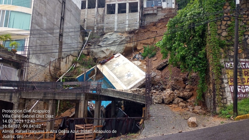 Colapsa alberca y muro de una casa tras afectaciones del sismo en Acapulco