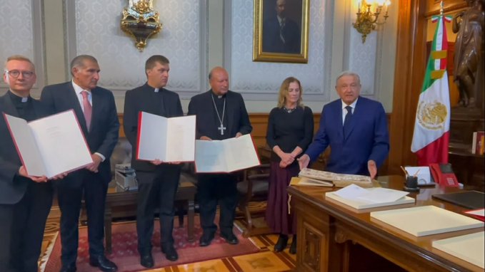 Recibe AMLO códice que Gutiérrez Müller pidió al Papa Francisco en el Vaticano