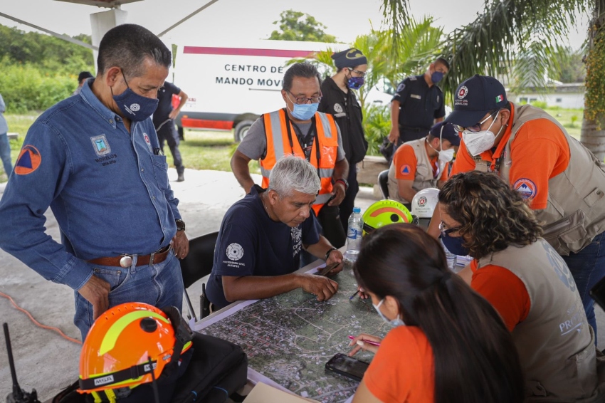 Van 50 familias evacuadas por el desgajamiento del cerro en Juitepec