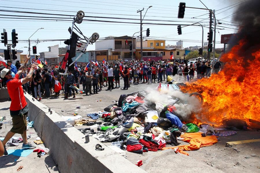 Xenofobia crece en Chile, pobladores de Iquique marchan contra los migrantes sin papeles, asociados a delincuencia y los atacan.