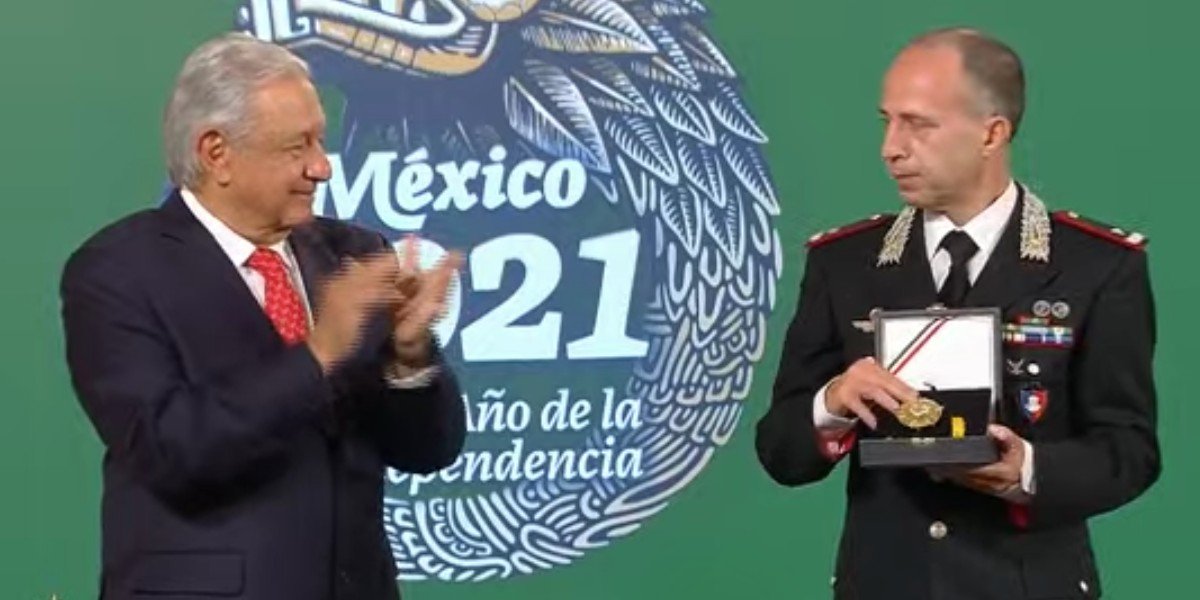 Entrega AMLO condecoración de la Orden Mexicana del Águila Azteca a general italiano