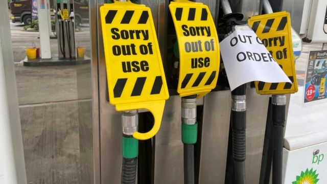 Escasez de combustible desata compras de pánico en ciudades británicas, supermercados y agricultores advierten escasez también.