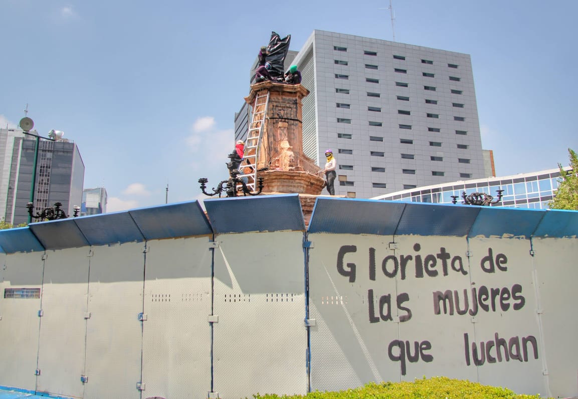 Feministas colocan antimonumenta en la Glorieta de Colón y buscan renombrar el sitio como “Glorieta de Mujeres que Luchan”.