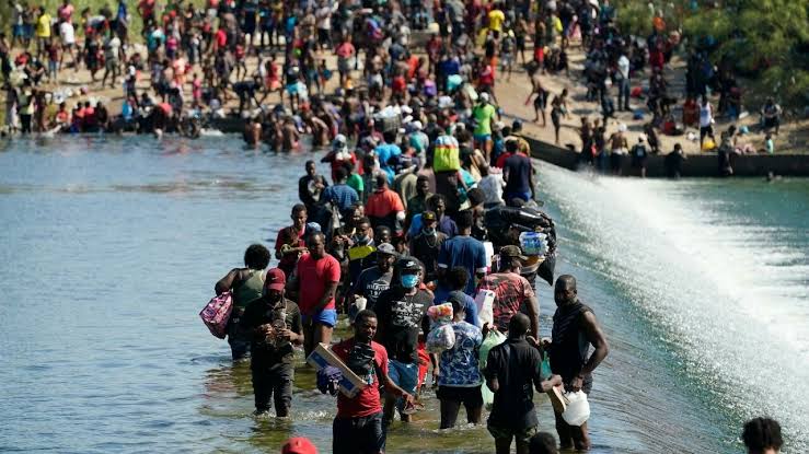 Autoridades migratorias de EU retienen a migrantes haitianos, la crisis creada por la pandemia los impulsa ahora hacia Estados Unidos.