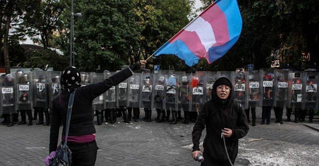 Colectivos LGBT+ protestan por agresión a vendedores de La Tianguis Disidente, los cuales fueron agredidos con palos y otros objetos.