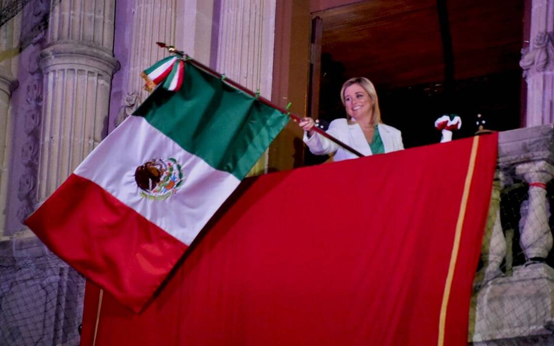 Maru Campos da su primer Grito de Independencia como la primera mujer gobernadora en Chihuahua, conmemorando la Independencia.