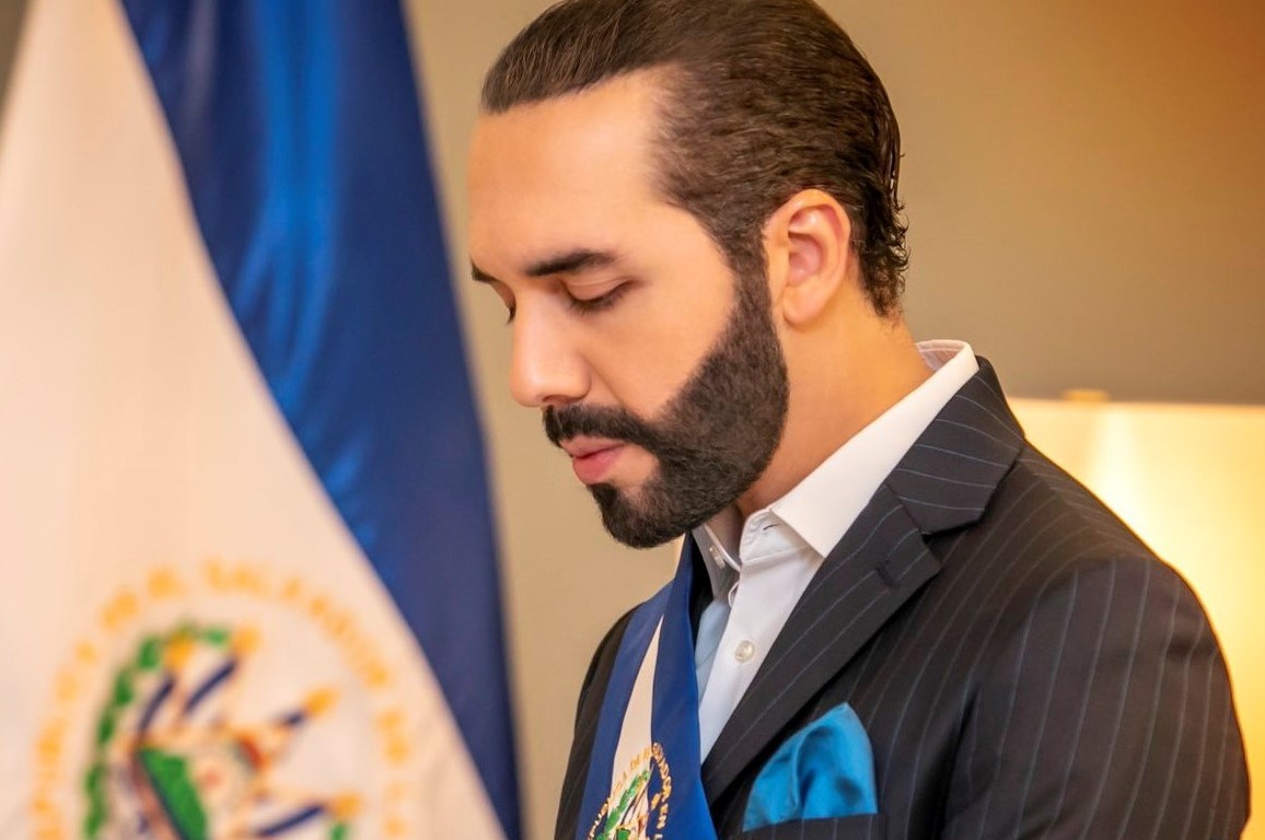 Nayib Bukele cambia la descripción en su biografía de Twitter por: "Dictador de El Salvador", en respuesta irónica a la crítica.