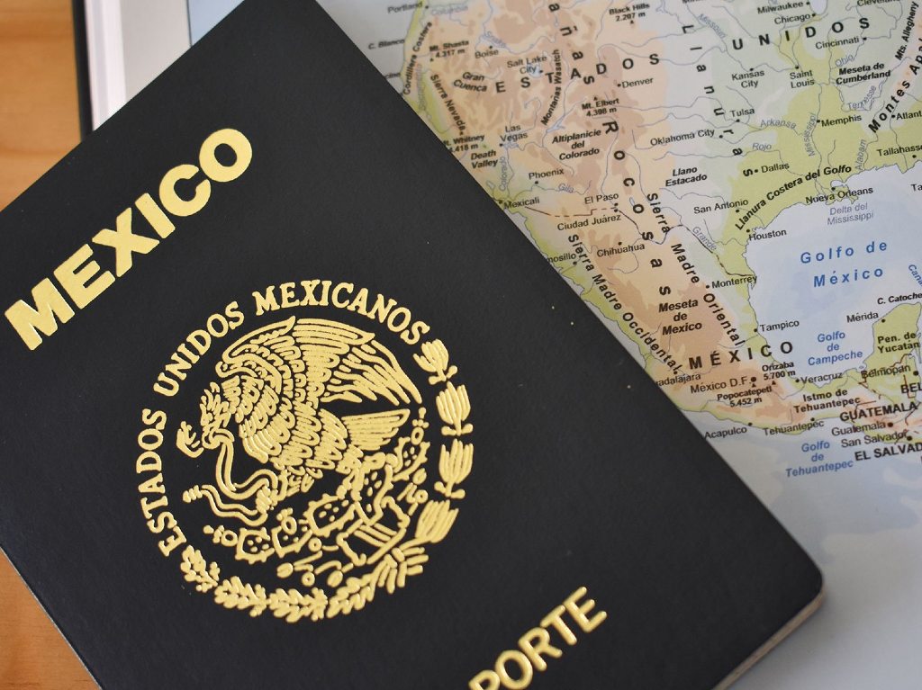Conoce el nuevo pasaporte electrónico mexicano que se implementará el 5 de octubre, el cual supone una mayor seguridad por sus medidas.
