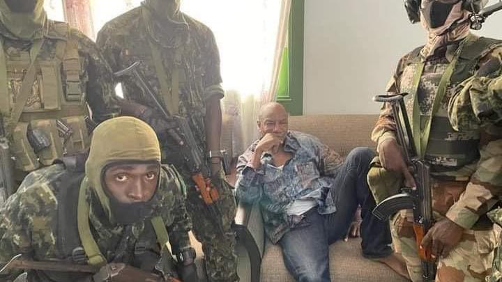 Presidente de Guinea habría sido capturado por fuerzas de élite pero el ministerio de Defensa aseguró que habían repelido el ataque.