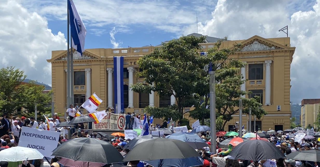 El Salvador se vuelca contra Bukele y el bitcoin, en una manifestación, justo cuando el país conmemora el bicentenario de su independencia.