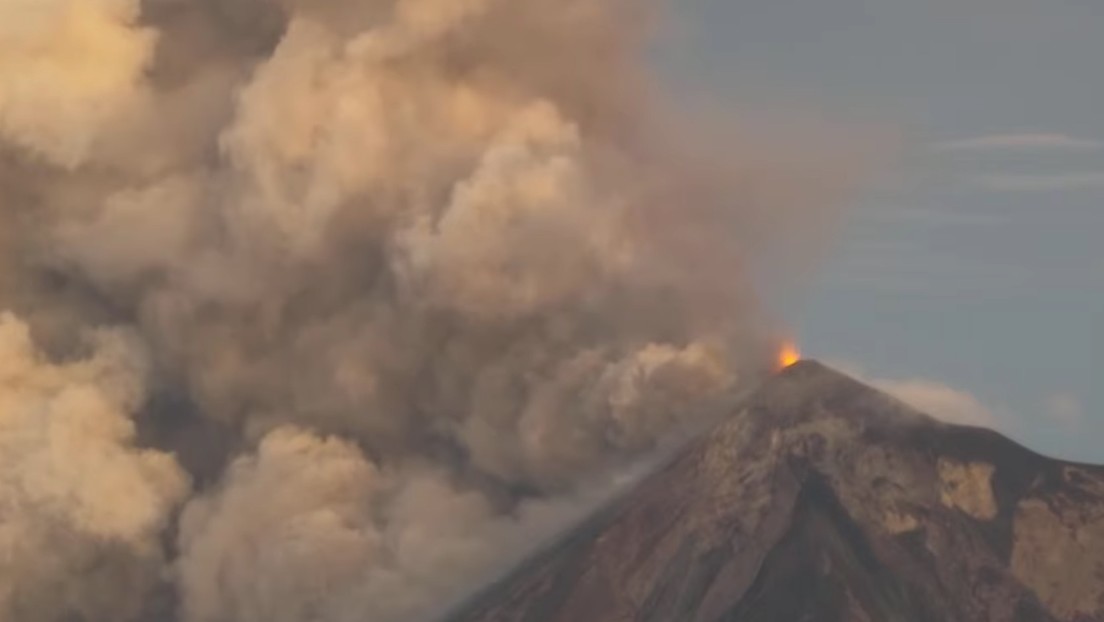 Guatemala está en alerta por erupción del Volcán de Fuego, el cuál está produciendo grandes columnas de ceniza y flujos piroclásticos.