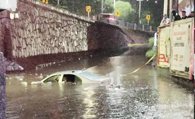 Lluvias han provocado inundaciones en calles de Fresnillo, desplegando al departamento de Protección Civil y Bomberos del municipio.