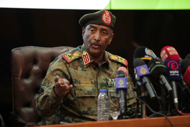 El ejército sudanés despide a seis enviados mientras crece la condena al golpe de Estado