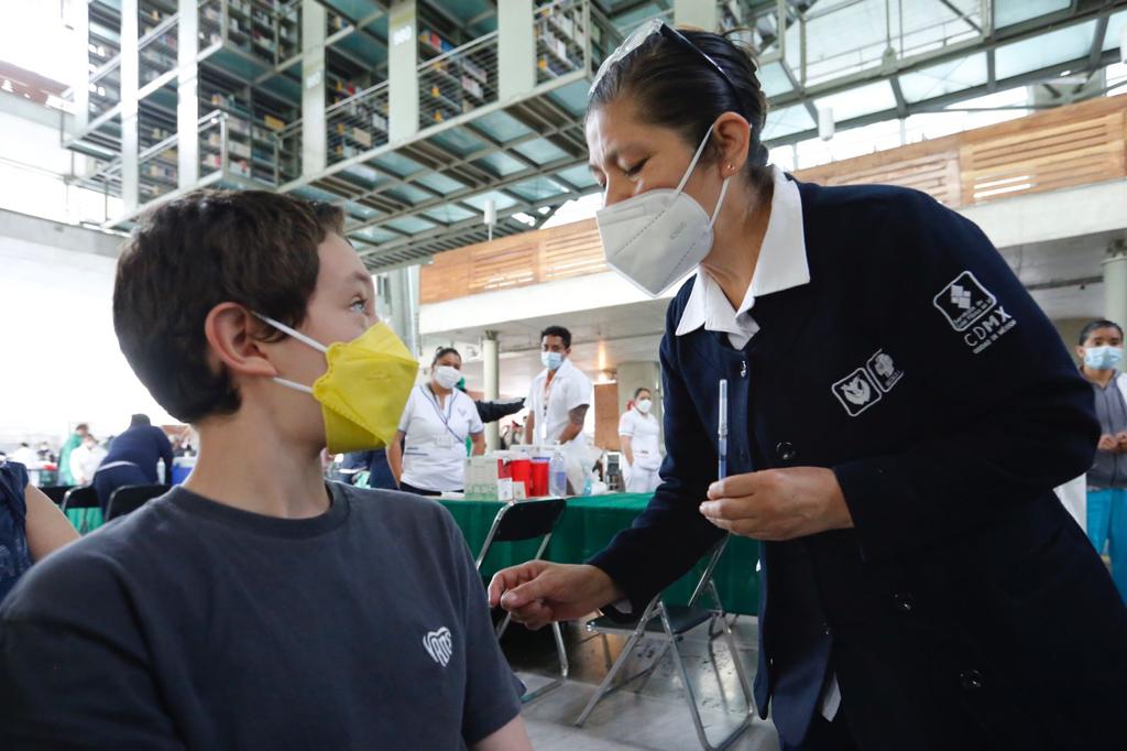 Arranca vacunación de adolescentes con comorbilidades en CDMX