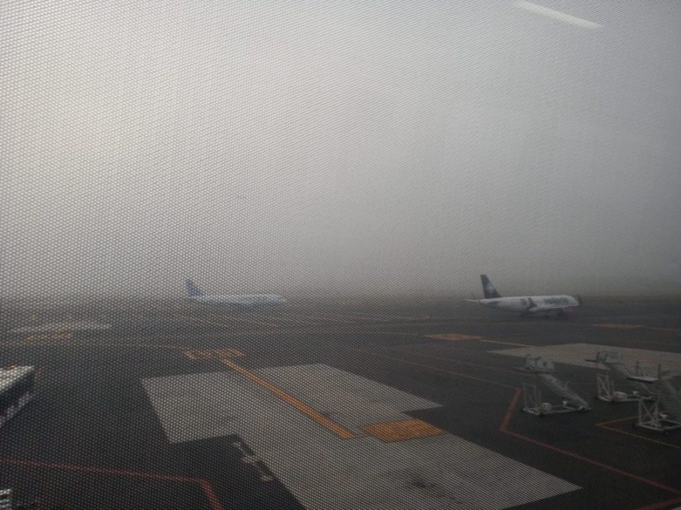 Banco de niebla afecta vuelos en el AICM