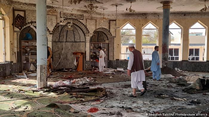 Docenas de muertos en explosión suicida en la mezquita de Afganistán