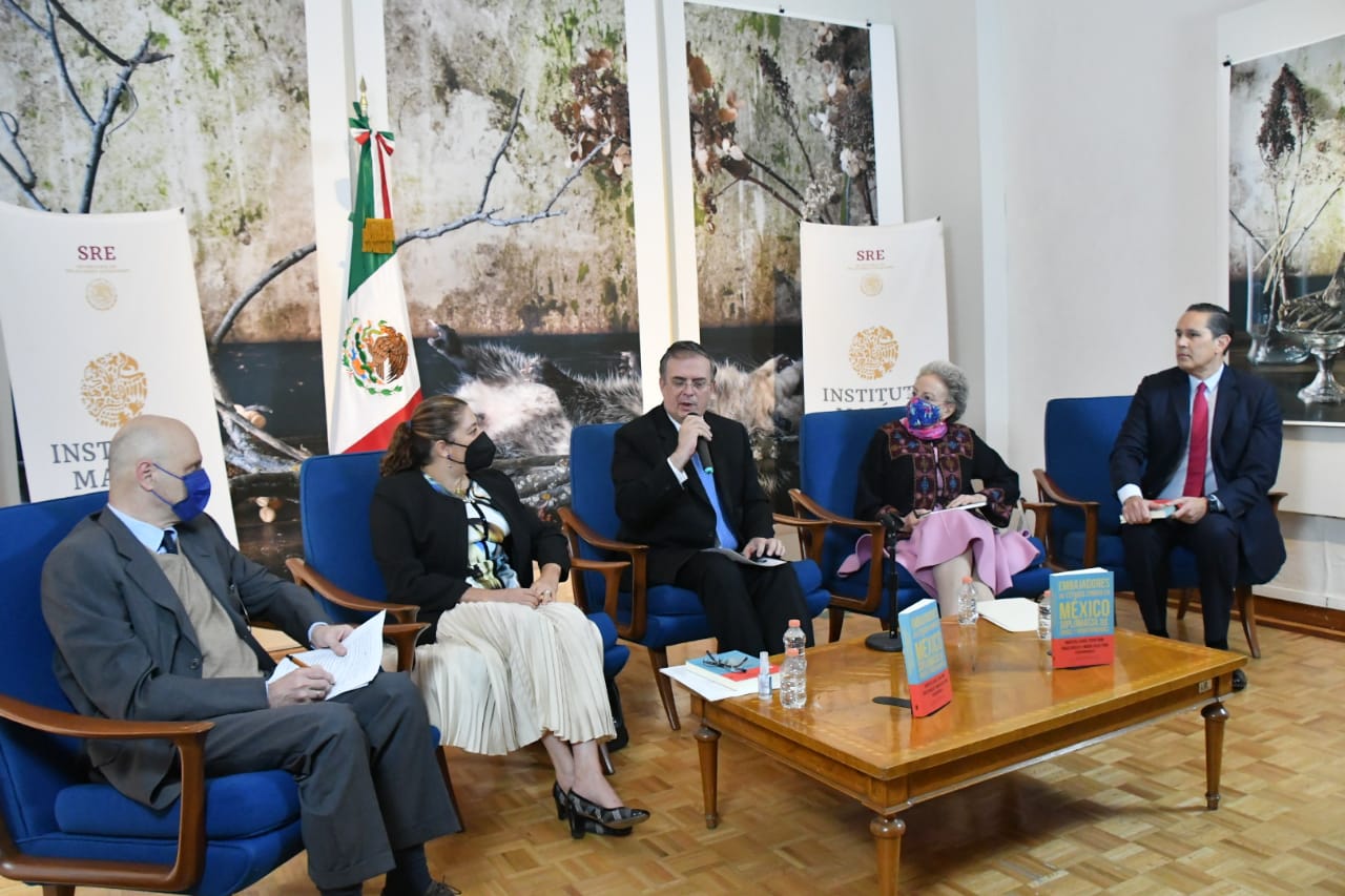 Ebrard presenta el libro "Embajadores de Estados Unidos en México"