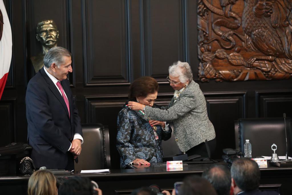 Ifigenia Martínez recibe la medalla Belisario Domínguez