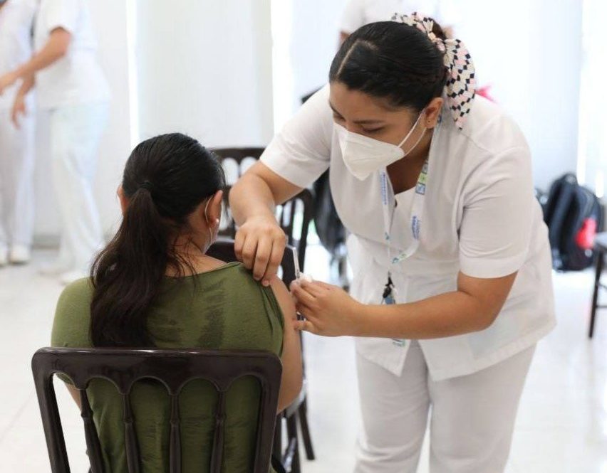 Inicia vacunación a adolescentes con comorbilidades en Mérida