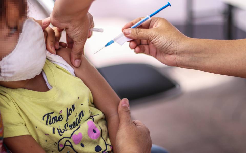 Juez ordena vacunar contra la Covid-19 a todos los menores de 18 años de México