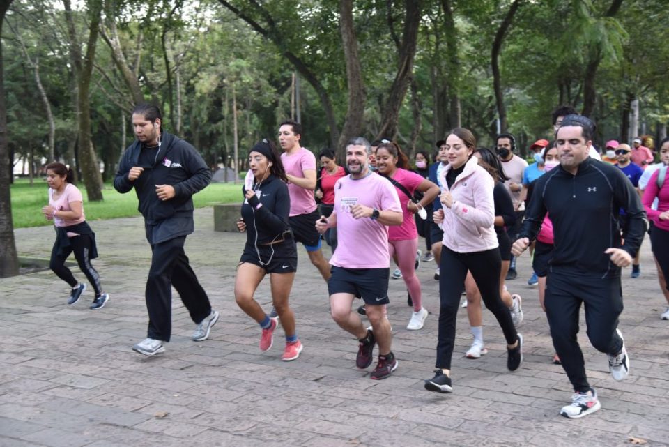 Mauricio Tabe corre contra el cáncer de mama