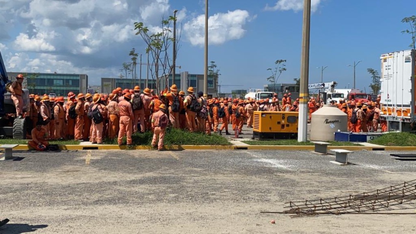 Trabajadores de la construcción de la refinería de Dos Bocas se van a paro