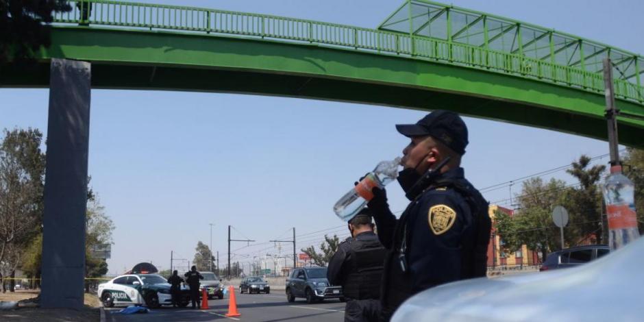 Policías evitan suicidio de joven en Churubusco; pretendía aventarse de un puente