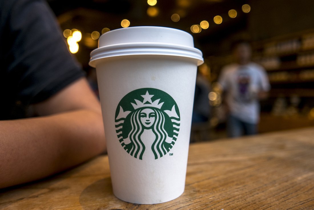 Starbucks celebra a los médicos en su día con café gratis