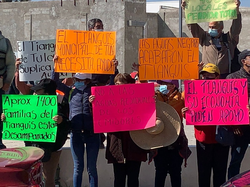 Tianguistas de Tula se manifiestan afuera del Congreso de Hidalgo, piden apoyos por inundaciones