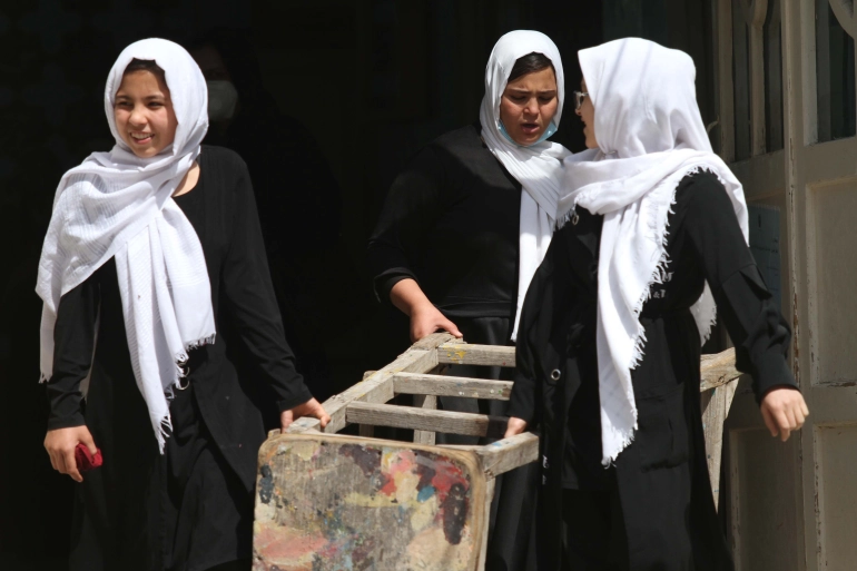 Las niñas de Afganistán lamentan el no poder ir a escuelas secundarias