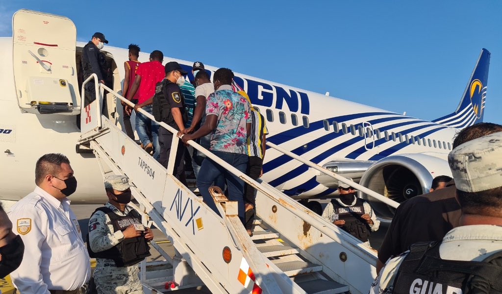 En Tapachula el INM deporta a migrantes haitianos debido a que no pudieron comprobar su legal asistencia en el territorio nacional.