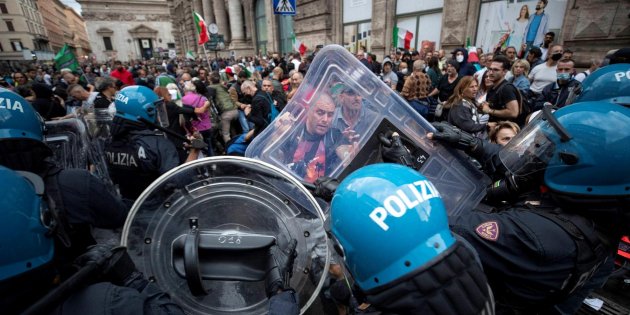 Fascistas y antivacunas desatan caos en Italia, quienes aprovecharon una manifestación contra el pasaporte COVID para sembrar el caos.