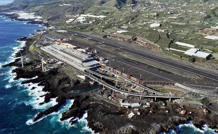 Reabre el aeropuerto de La Palma tras cierre a causa de la espesa ceniza procedente del volcán Cumbre Vieja obligaron al aeropuerto a cerrar.