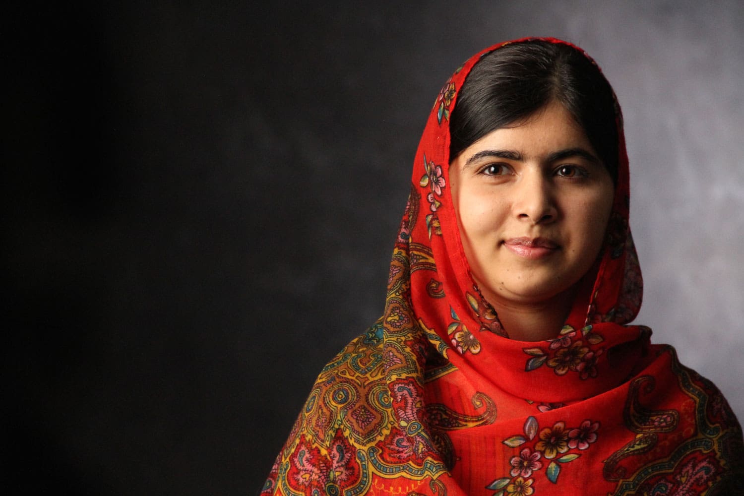 Malala Yousafzai pide a talibanes permitir regreso de niñas a la escuela con una carta firmada por ella y otras activistas afganas.