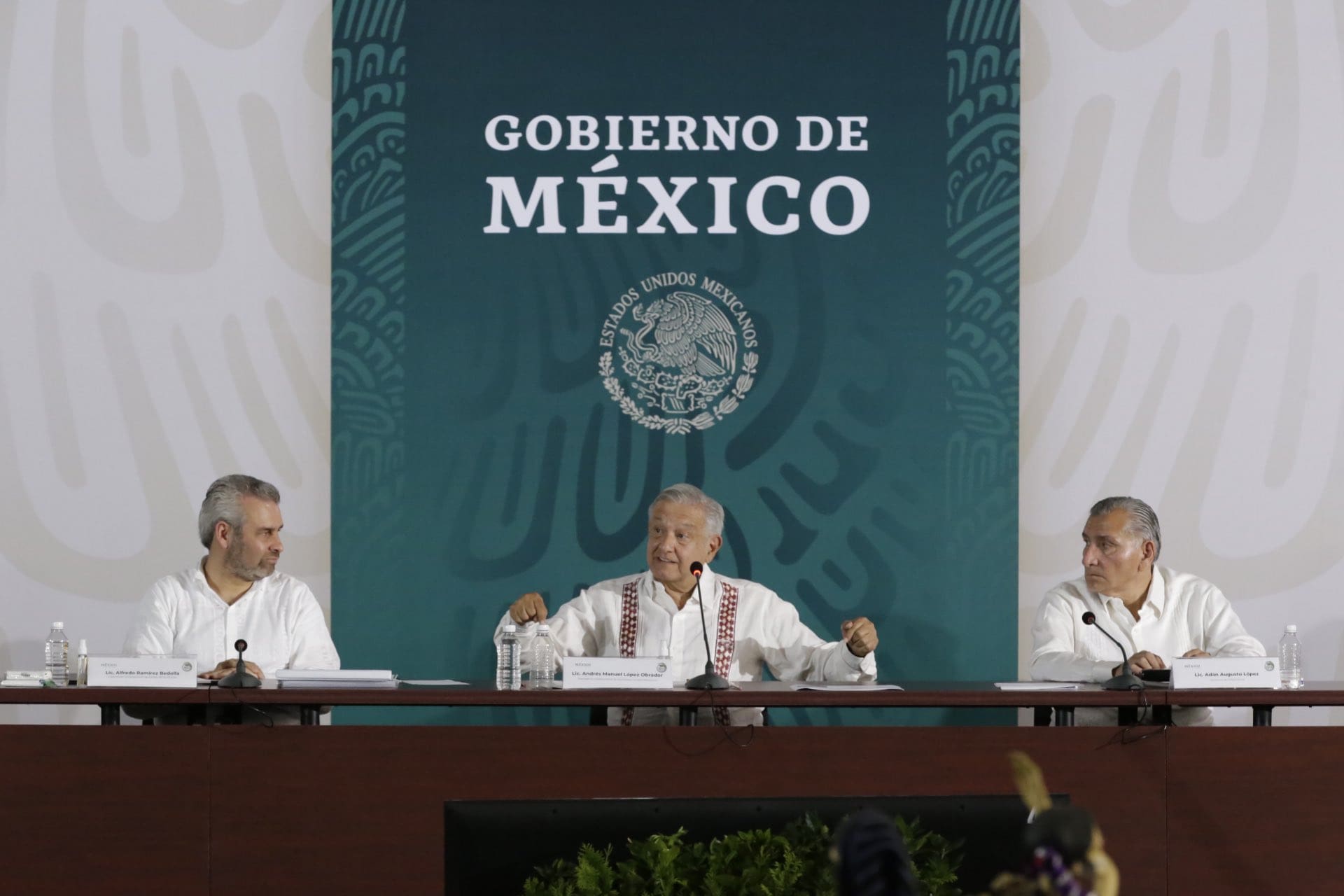 El CJNG se replegó en Michoacán, asegura Sedena durante la presentación del plan de apoyo para el estado, encabezada por AMLO.