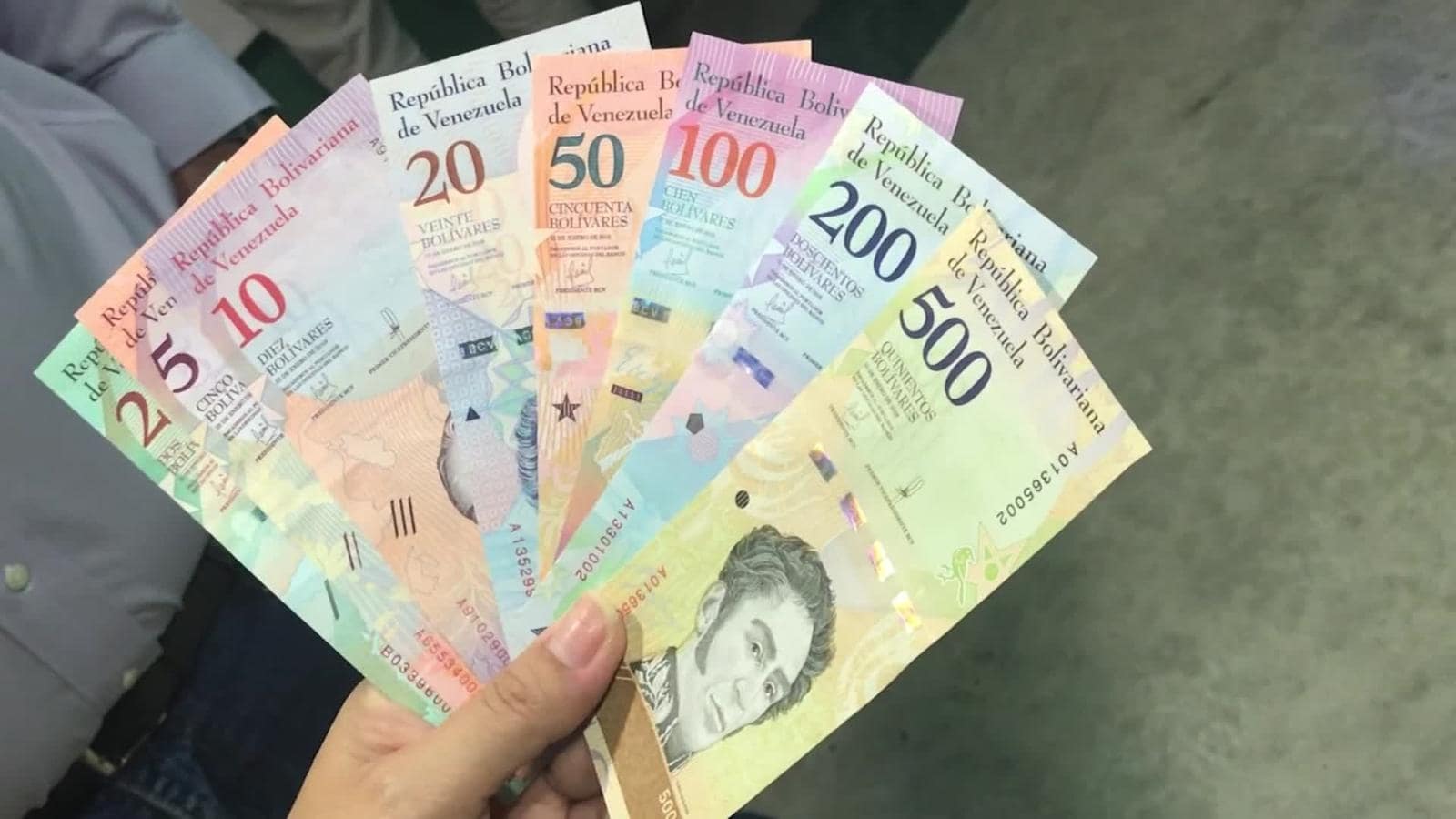 Venezuela le quita seis ceros a su moneda, lo que simplifica las cuentas, pero no alivia la larga crisis económica del país.