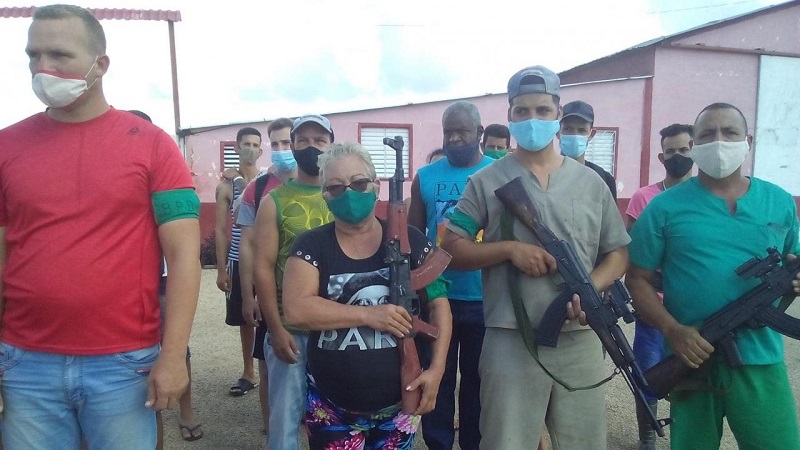 Grupos de cubanos ensayan con palos para reprimir a los integrantes de la marcha cívica del 15N