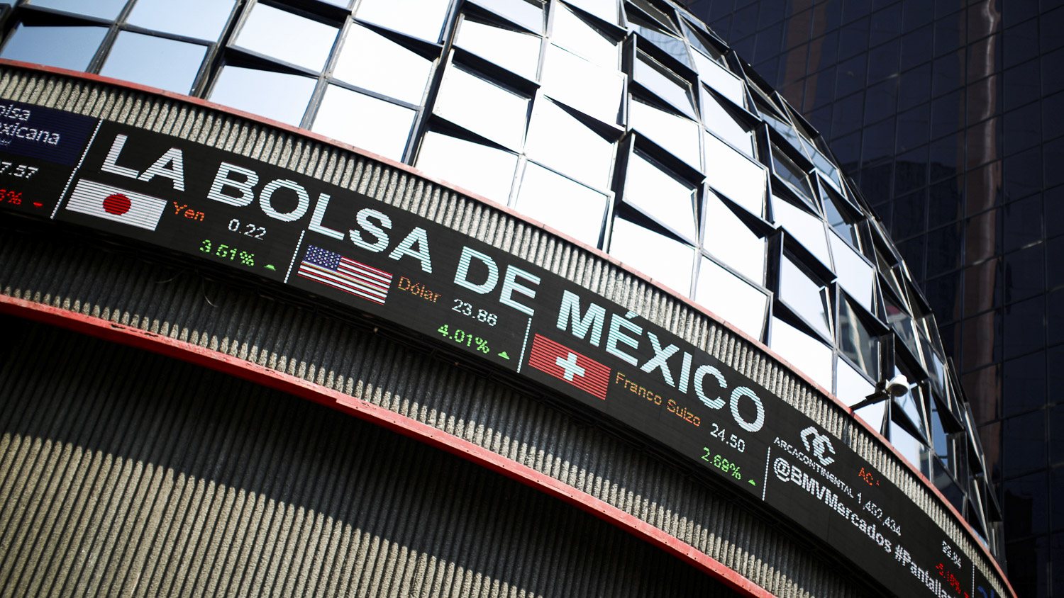 La Bolsa Mexicana de Valores (BMV) y la Bolsa Institucional de Valores (Biva) terminan sus operaciones en picada.