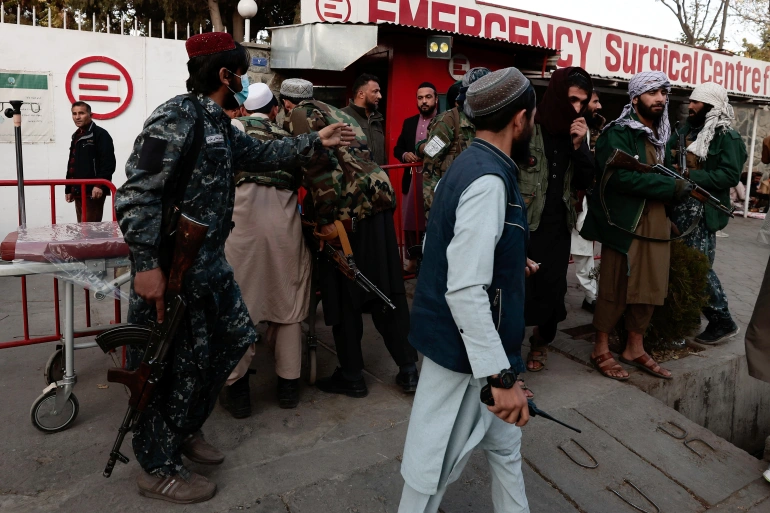 Decenas de muertos y heridos tras explosiones y disparos en el hospital de Kabul